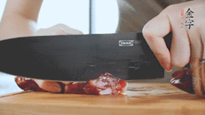 食材統(tǒng)統(tǒng)切成片，待用。