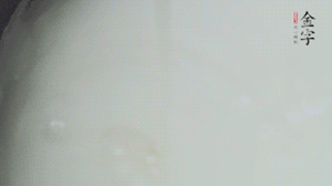 將浸泡了30分鐘的米放入電飯煲中，在水中加入半勺油。