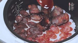 關上蓋子繼續(xù)燜煮20分鐘淋上醬汁。