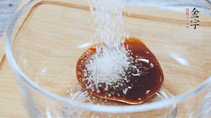 合上蓋子，啟動電源煮飯。期間混合好調味汁。