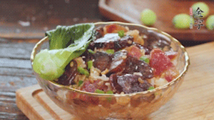 期間用開水燙熟青菜，煎好荷包蛋~ （懶人可忽略此步）