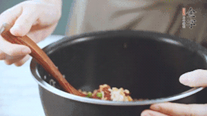 揭開鍋蓋，放上青菜，荷包蛋，就可以吃了。