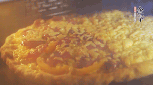 準(zhǔn)備好披薩餅皮，烤盤刷油后入烤箱預(yù)熱10分鐘，放上面餅后180度烤10分鐘。（現(xiàn)成買的披薩皮，就忽略此步驟）