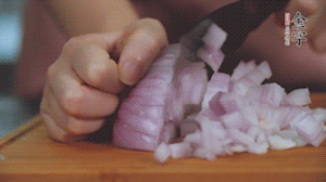 2.半個(gè)青椒、半個(gè)黃椒切圈、一個(gè)洋蔥切丁、三個(gè)白蘑菇切片備用。