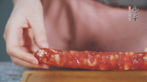 金字火腿肉香腸切成片狀。