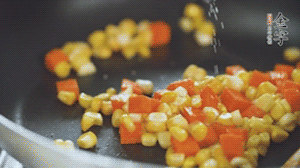 胡蘿卜、玉米洗凈后，處理成粒，加鹽簡(jiǎn)單炒制。