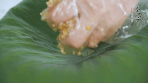 將食材混合好鋪到新鮮荷葉上。（可以加點(diǎn)水）