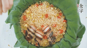 擺上金字醬肉，妥帖包裹好上鍋蒸。