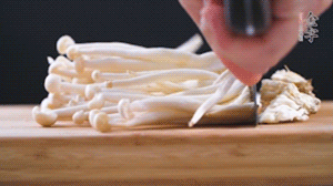 海鮮菇、蟹味菇去掉根部，洗凈。