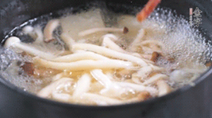 依次放火腿、豆腐，加水大火燒開(kāi)，小火燉煮20分鐘，出鍋前撒上蔥花即可。