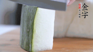 冬瓜去瓤去皮，切小塊。