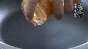 植物油入鍋，翻炒冬瓜。