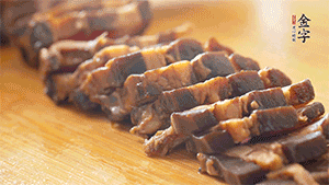 金字醬肉切片。