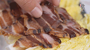 依次擺放娃娃菜和醬肉。