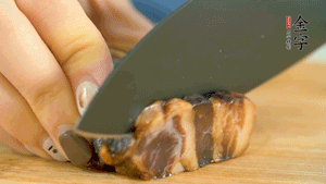 金字風味醬肉切成片，上鍋蒸15分鐘。