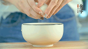 雞蛋液打散，可以加點鹽和黃酒，邊煎邊用筷子攪拌。