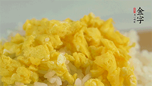 將雞蛋碎、西蘭花碎和放涼的米飯混合，用少許鹽、橄欖油調(diào)味。