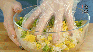 將飯團用手搓捏成圓球狀。