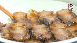 鋪上一片醬肉，撒點芝麻即可。