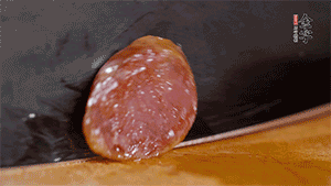 金字火腿肉香腸上鍋蒸15分鐘，切片備用。