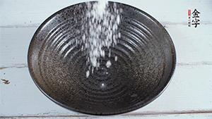 面粉加適量清水，攪拌成糊狀。