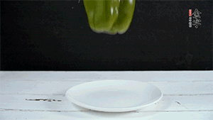 雞蛋打散，加青椒粒、蔥花攪拌。