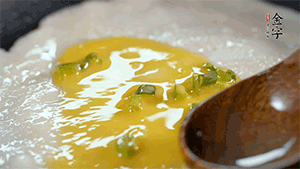 將雞蛋液鋪到面餅上，放上香腸。