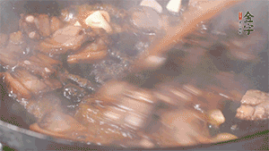 熱油下鍋，爆香蒜片。放入醬肉翻炒片刻后,下豌豆尖均勻翻炒。