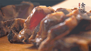 金字醬肉切成小丁。