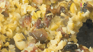 熱油起鍋，下醬肉丁炒香，再加入筍丁、適量水淀粉勾芡翻炒均勻。