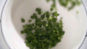 韭菜洗凈，切粒。