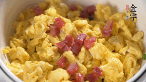 將香腸、韭菜、雞蛋攪拌均勻，可適當(dāng)加玉米油、十三香、味精調(diào)味。