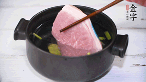 整塊豬肉，加蔥、姜片、料酒焯水。