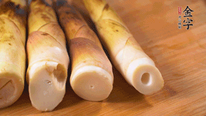 春筍剝去外殼，切成滾刀塊。