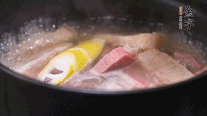 火肉、豬肉加料酒、清水大火煮開后，加入春筍小火慢燉40分鐘，出鍋前撒蔥花即可。