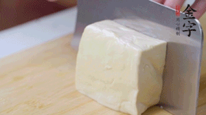 老豆腐切片，浸水備用。