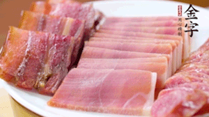 擺盤后鋪上老豆腐，淋點料酒，灑點白糖上鍋蒸20分鐘。