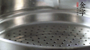 出鍋后，倒扣臘味，撒上蔥花即可。