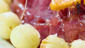 出鍋前10分鐘淋上蜂蜜，倒扣出來(lái)撒上桂花，擺上胡蘿卜裝飾即可。