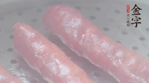 金字香腸上鍋，大火蒸5分鐘，切片備用。