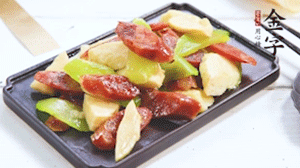 熱油下鍋，依次下金字香腸、萵筍、冬筍，均勻翻炒。