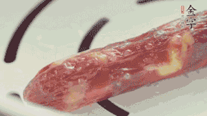 香腸蒸至半熟切片，筍切丁備用。