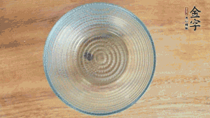 取一個碗，香菇倒放，香腸片圍繞鋪成圓形，加炒好的米飯壓實。