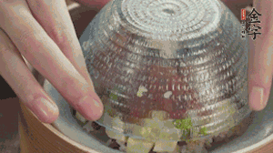 碗倒扣到盤中，擺上焯水后的熟蝦仁即可。