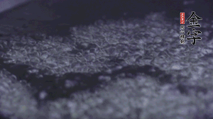 小青菜洗凈后，鍋中水燒開，放點(diǎn)鹽和滴幾滴油后燙熟。