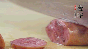 拿出香腸和臘肉，切成片后重新鋪入。