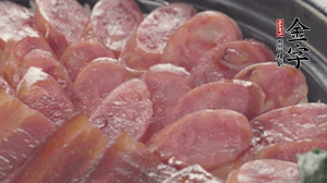 沿著米飯邊淋一圈玉米油，擺上小青菜，淋上醬油和湯調(diào)成的醬汁，撒上辣椒粒、香蔥末即可。