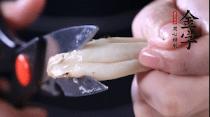 蟹味菇去掉根部洗凈。