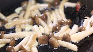 熱油下鍋煸香蒜末，依次加蟹味菇、香腸、西蘭花均勻翻炒，放適量水燜煮3分鐘。