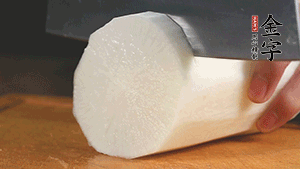 白蘿卜去皮切塊，豆芽洗凈。